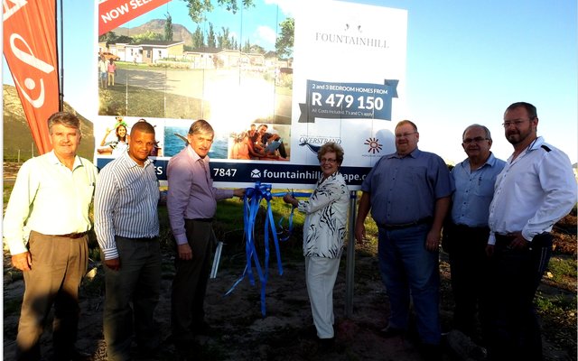 Vlnr is Hanré Blignaut, Dennis Hendricks, Briand Louw, raadsdame Nicolette Botha-Guthrie, Rieger van Rooyen, Coenie Groenewald en Pieter Pretorius tydens die lintknipseremonie by Fountainhill